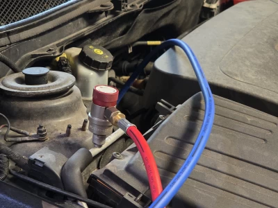 Image Captioned: Evolve EVO-Tec R134A connected to the vehicle.