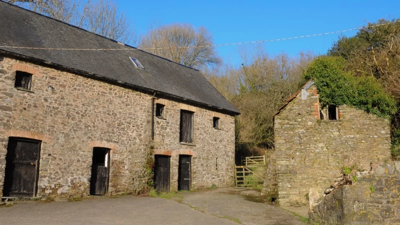 Cover image for Looking at Uses for Redundant Farm Buildings